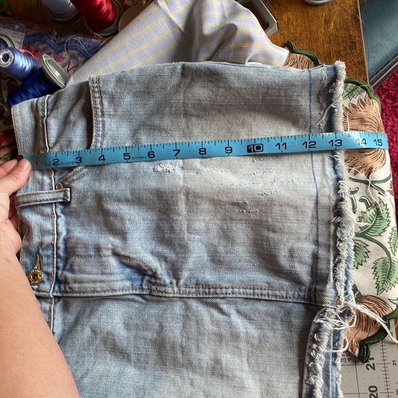 Old Navy ultra low rise light wash distressed denim skirt sz 6 - Picture 7 of 7